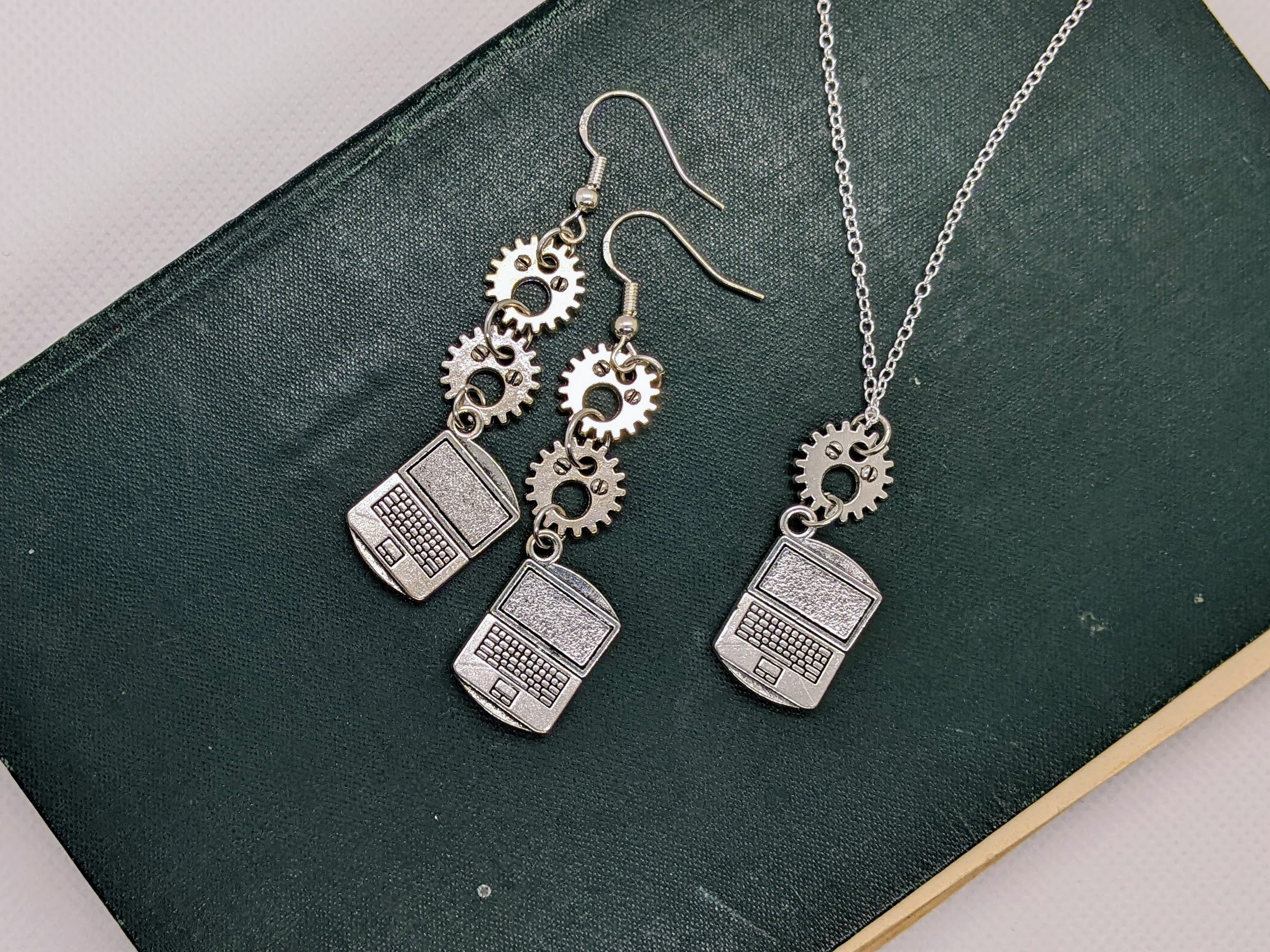 Tech support – Earrings, Necklace