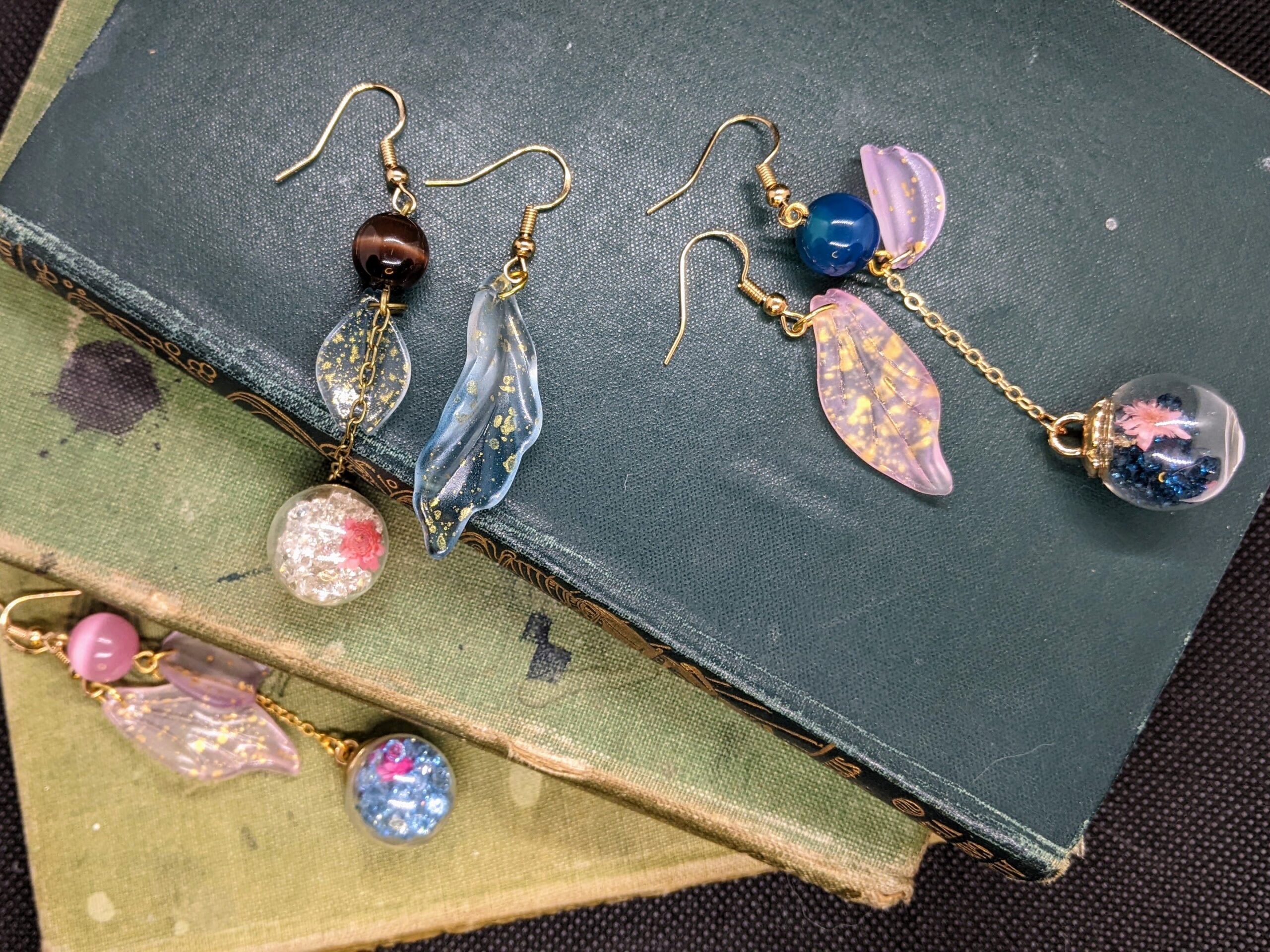 Crystal flowers and glass leaf – Earrings